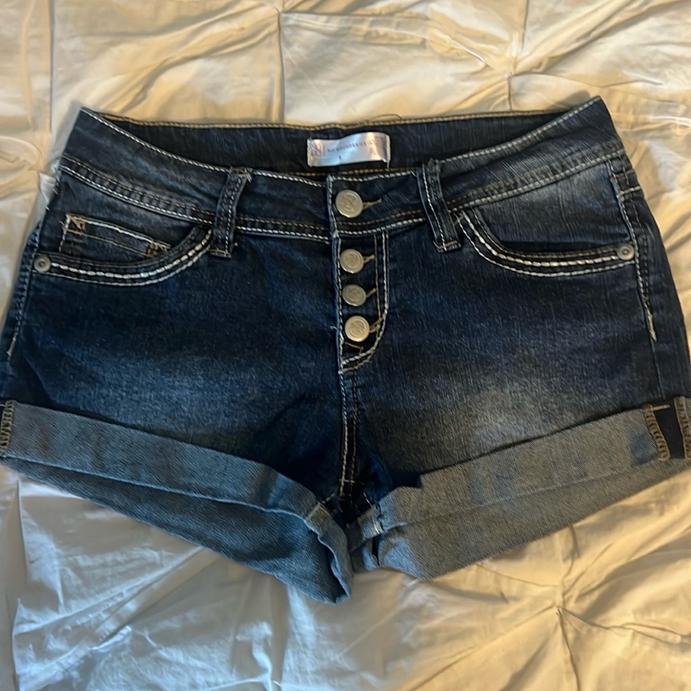 No Boundaries women’s jean shorts. Great condition!